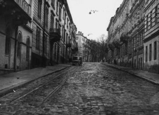 Залишки трамвайної лінії на Високий Замок на вул. Лисенка. 1976 р.