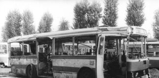 Автобус ЛАЗ-4202 д/н 78-46 ЛВХ, заводський № 1 після ДТП 1 серпня 1982 р. в Брюховичах на території трамдепо № 1. Фото із колекції НДІ "Укравтобуспром".