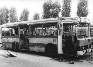 Автобус ЛАЗ-4202 д/н 78-46 ЛВХ, заводський № 1 після ДТП 1 серпня 1982 р. в Брюховичах на території трамдепо № 1. Фото із колекції НДІ "Укравтобуспром".
