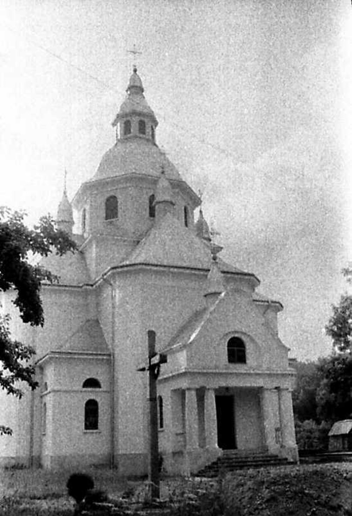 Церква Успення Пресвятої Богородиці в Мразниці. 1990 р. 16 червня. Фото М.І.Жарких. (джерело https://www.pslava.info/BoryslavM_MraznycjaS_CerkUspinnja_632-33,207100.html)