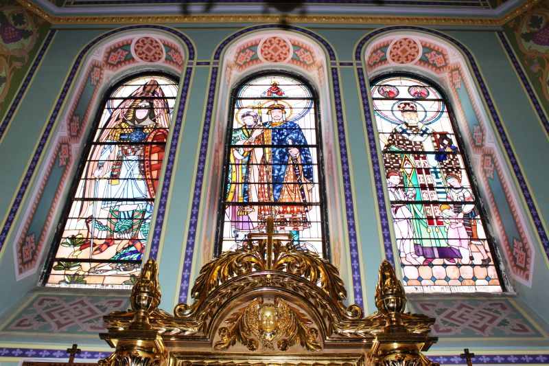 Вітражі в церкві Успення Пресвятої Богородиці в Мразниці (джерело: https://karpaty.rocks/region/lvivska-oblast/drogobickiy-rayon/borislav/cerkva-uspinnya-presvyatoyi-bogorodici-borislav)