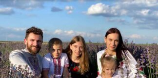 На фото Віктор Долецький із родиною. Фото з його приватного архіву