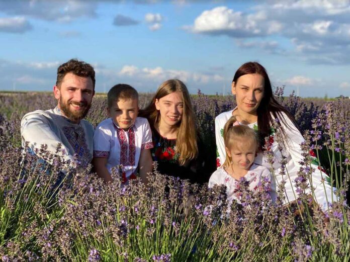 На фото Віктор Долецький із родиною. Фото з його приватного архіву