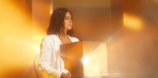 Співачка SANSA презентує другу україномовну пісню “Світло”, присвячену справжнім героям нашого часу