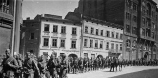 Радянська піхота на вулиці Городоцькій. Липень 1944 р.