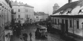 Кінний трамвай на вулиці Жовківській (Богдана Хмельницького) в районі залізничного переїзду. Початок ХХ століття