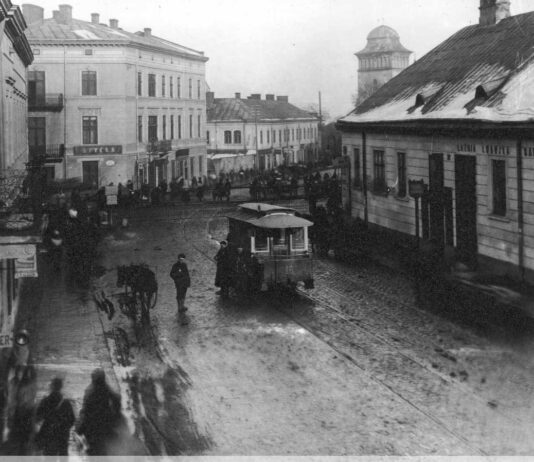 Кінний трамвай на вулиці Жовківській (Богдана Хмельницького) в районі залізничного переїзду. Початок ХХ століття