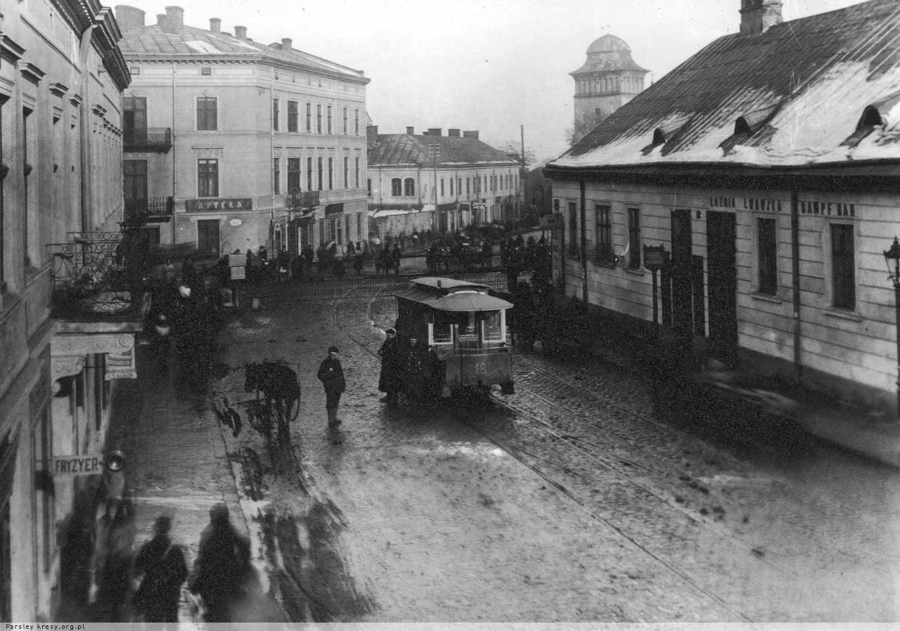 Кінний трамвай на вулиці Жовківській (Богдана Хмельницького) в районі залізничного переїзду. Початок ХХ століття
