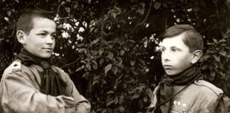 Пластуни Юліан Гошовський і Степан Бандера. 1924 р. З фондів Музею родини Бандерів у Стрию.