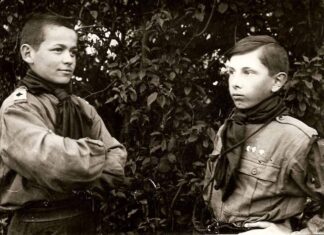 Пластуни Юліан Гошовський і Степан Бандера. 1924 р. З фондів Музею родини Бандерів у Стрию.