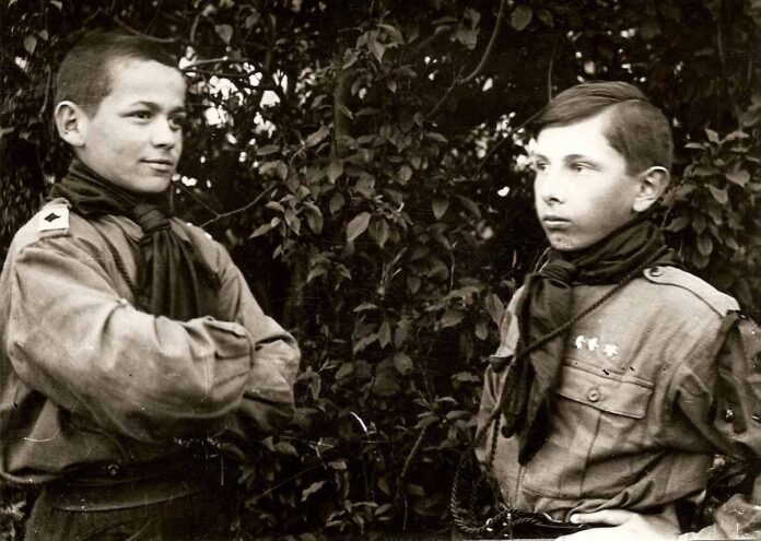 Пластуни Юліан Гошовський і Степан Бандера. 1924 р. З фондів Музею родини Бандерів у Стрию.