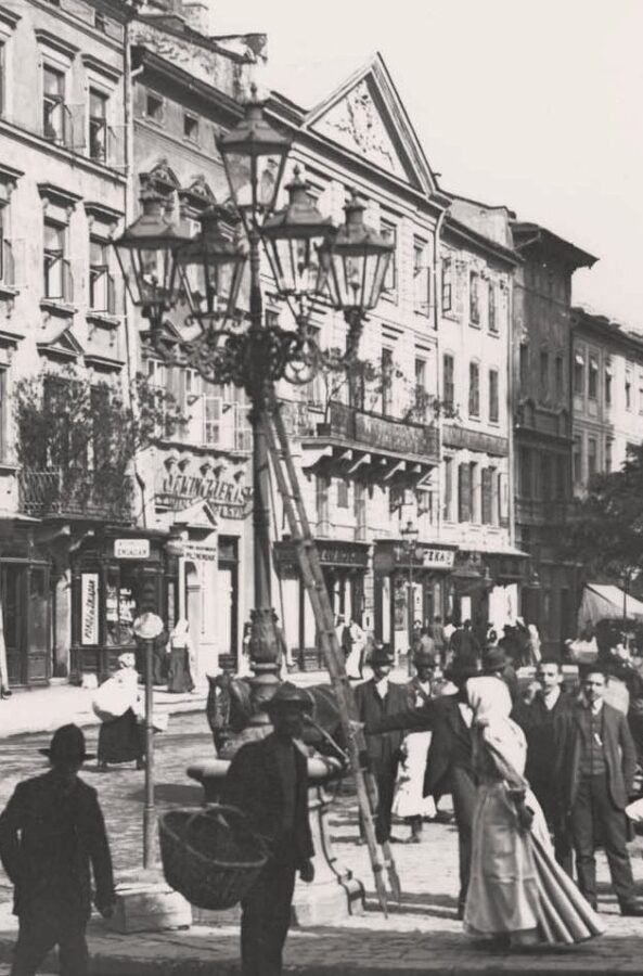 Газовий ліхтар на Площі Ринок, бл. 1900 року. Фото з https://uk.wikipedia.org/