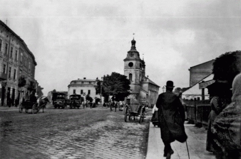 Вагони кінного трамвая на вул. Городоцькій біля церкви Св. Анни. 1880-ті рр.