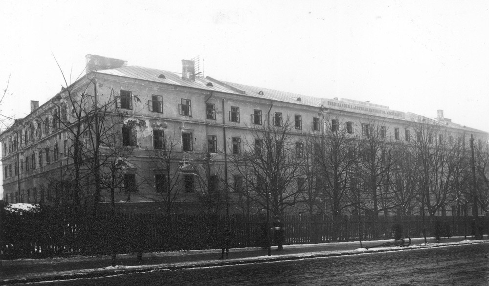 Казарми Фердинанда (нині – вул. Городоцька, 40) після українсько-польських боїв в листопаді 1918 р.