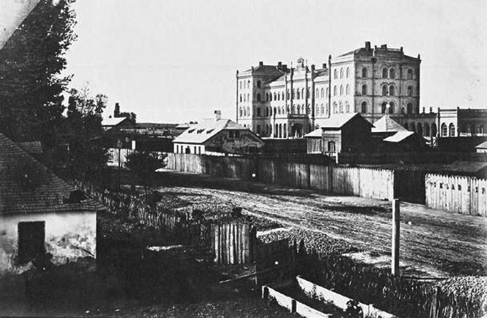 Чернівецький вокзал, вигляд зі сторони вулиці Городоцької. Світлина із кінця ХІХ ст.