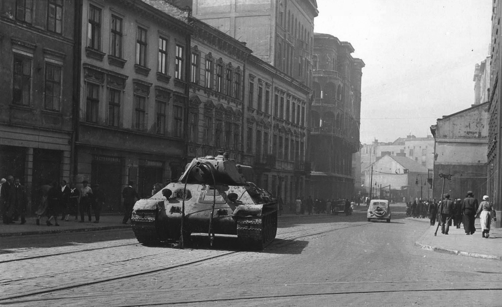 Покинутий радянський танк в нижній частині вулиці Городоцької. Липень 1941 р.
