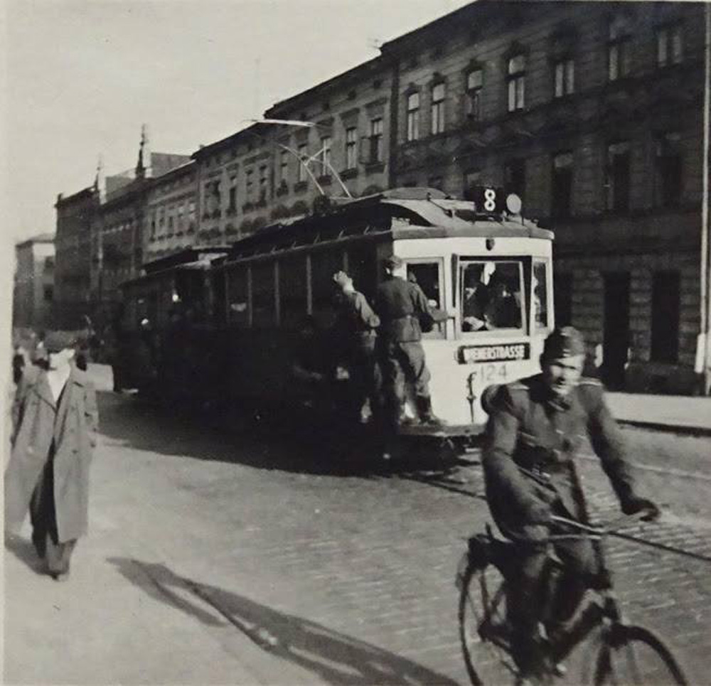 Трамвайний поїзд трамвайного маршруту № 8 на Вінерштрасе (Городоцькій). 1943 р.