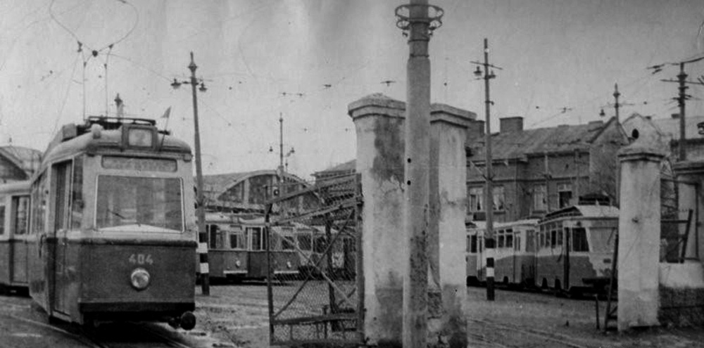 Німецькі вагони «LOWA» та «Gotha» і модернізовані вагони «Sanok» на території трамвайного депо № 1. Початок 1960-х рр. Фото із колекції О. Москаленка