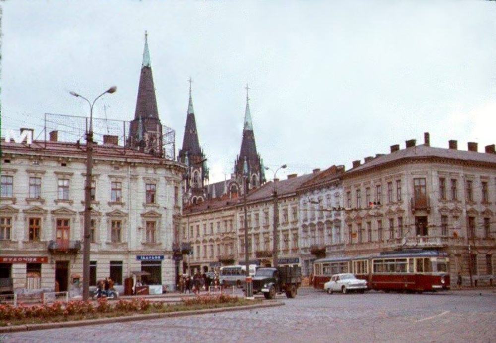 Перехрестя вулиць 1 Травня (Городоцької) та Вокзальної (Чернівецької), колишня Копиткова площа. Трамвай «Gotha» G4-61 прямує в депо. 1970 р.