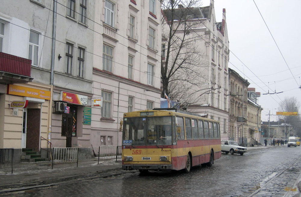 Трамвайна та тролейбусна лінія на вул. Городоцькій на суміщеному полотні діяли із 1952 до 2006 року. 2006 рік. Автор – Антон