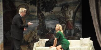 Сцена з вистави "Жінка над нами"