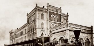 Пасажирський поїзд біля вокзалу Львівсько-Чернівецької залізниці. Після 1866 року.