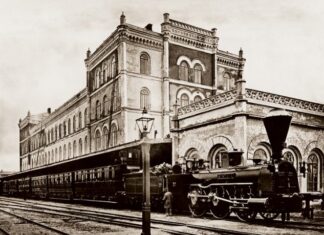 Пасажирський поїзд біля вокзалу Львівсько-Чернівецької залізниці. Після 1866 року.