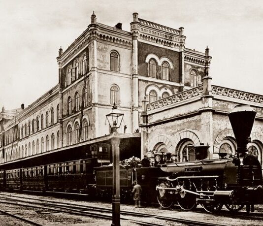 Пасажирський поїзд біля вокзалу Львівсько-Чернівецької залізниці. Після 1866 року.