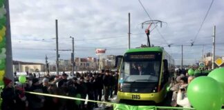 Відкриття трамвайної лінії на Сихів 17 листопада 2016 р. Вагоном керує водій Степан Поплавський