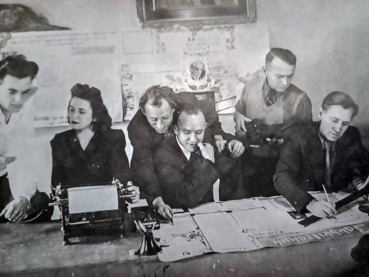 Редакція заньківчанської стінгазети - на чолі Кость Губенко та Валерій Івченко