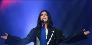 Співачка SANSA