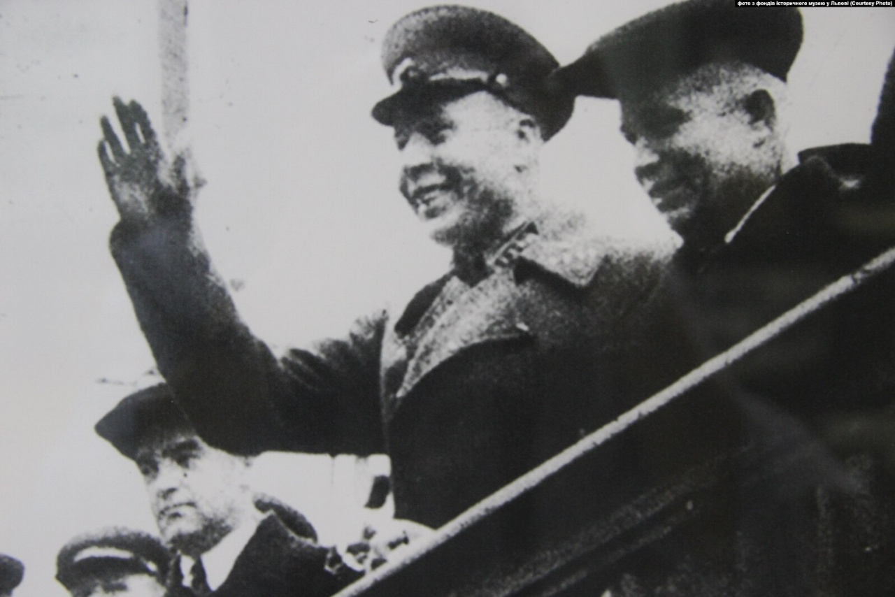 Вересень 1939 року. На трибуні у день «визволення» Львова воєначальник радянської армії Семен Тимошенко і перший секретар ЦК Компартії Микита Хрущов (Фото з фондів Історичного музею у Львові)