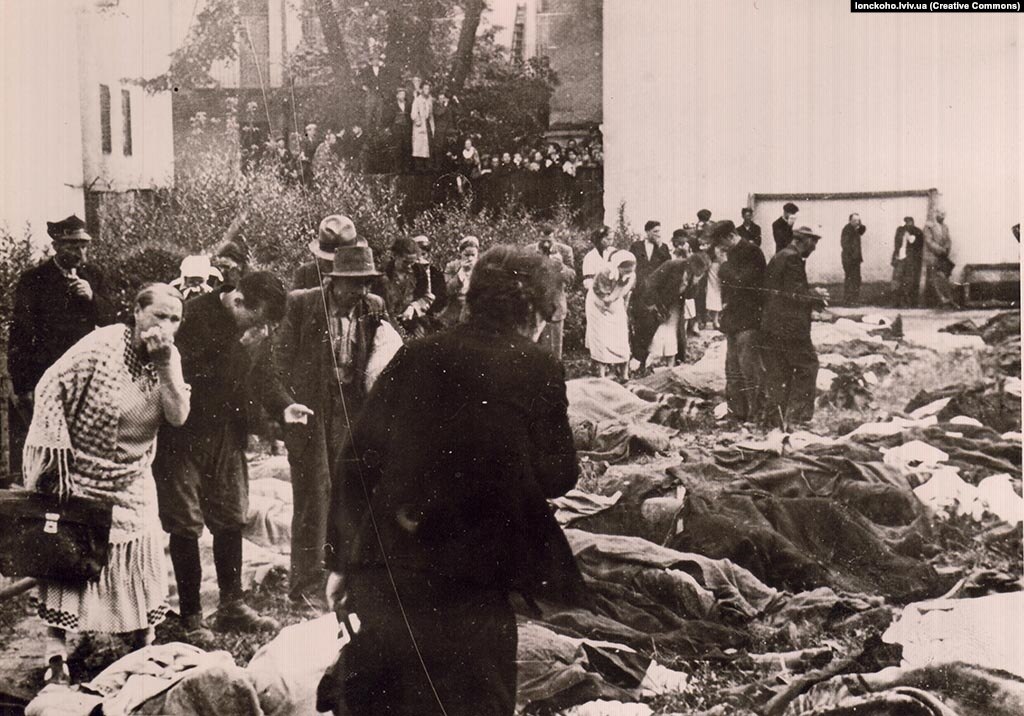 Львів’яни шукають серед розстріляних радянською владою своїх рідних у подвір’ї в’язниці на Лонцького, 3 липня 1941 року (Фото lonckoho.lviv.ua)