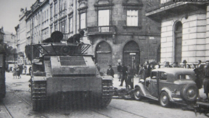 Радянський танк на вулицях Львова, вересень 1939 року (Фото з фондів Історичного музею у Львові) Радянський танк на вулицях Львова, вересень 1939 року (Фото з фондів Історичного музею у Львові)