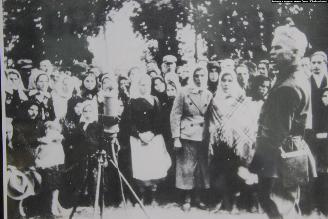 Режисер Олександр Довженко виступає на мітингу в селі Добросин Львівської області, агітуючи за радянське об'єднання (Фото з фондів Історичного музею у Львові)
