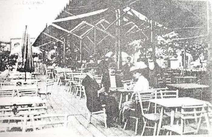 Літній майданчик кав'ярні "Kaiser" перед театром в Чернівцях.