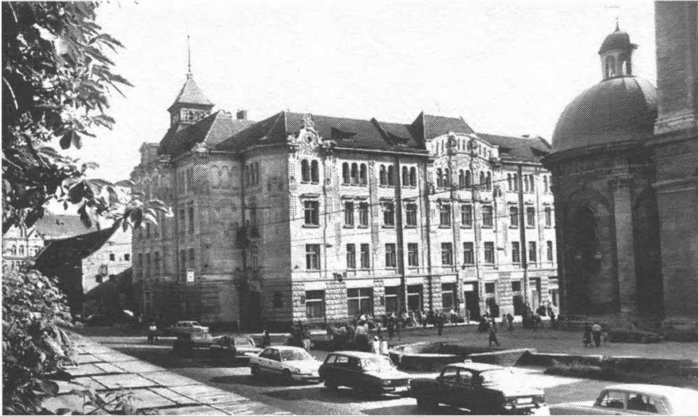 Будинок на вул. Руській, 20, де розміщується Перша міська поліклініка м. Львова. Кінець 1990-х рр. Світлина із книжки Б.В. Мельника «Вулицями старовинного Львова»