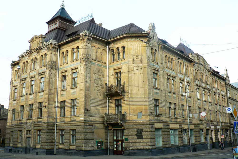 Будинок Першої міської поліклініки м. Львова на вул. Руській, 20. Сучасна світлина