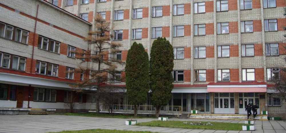 Будівля Другої міської поліклініки м. Львова на вул. Симоненка, 4. Сучасна світлина