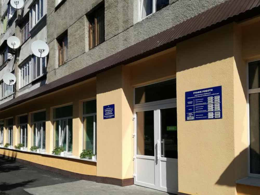 Приміщення дитячого поліклінічного відділення Другої міської поліклініки м. Львова на першому поверсі житлового будинку на вул. Стрийській, 61. Сучасна світлина