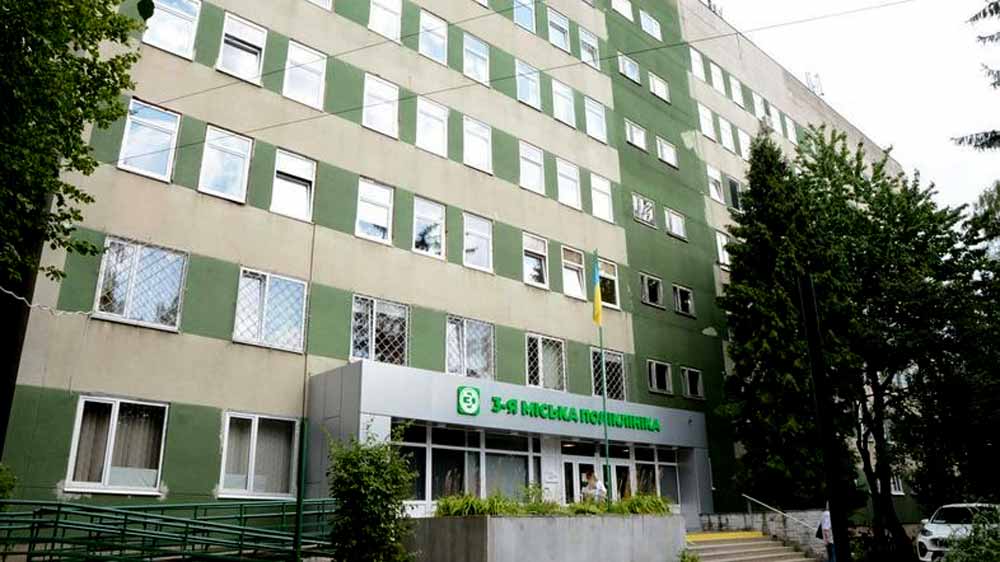 Будівля Третьої міської поліклініки м. Львова на вул. Повітряній, 99. Сучасна світлина