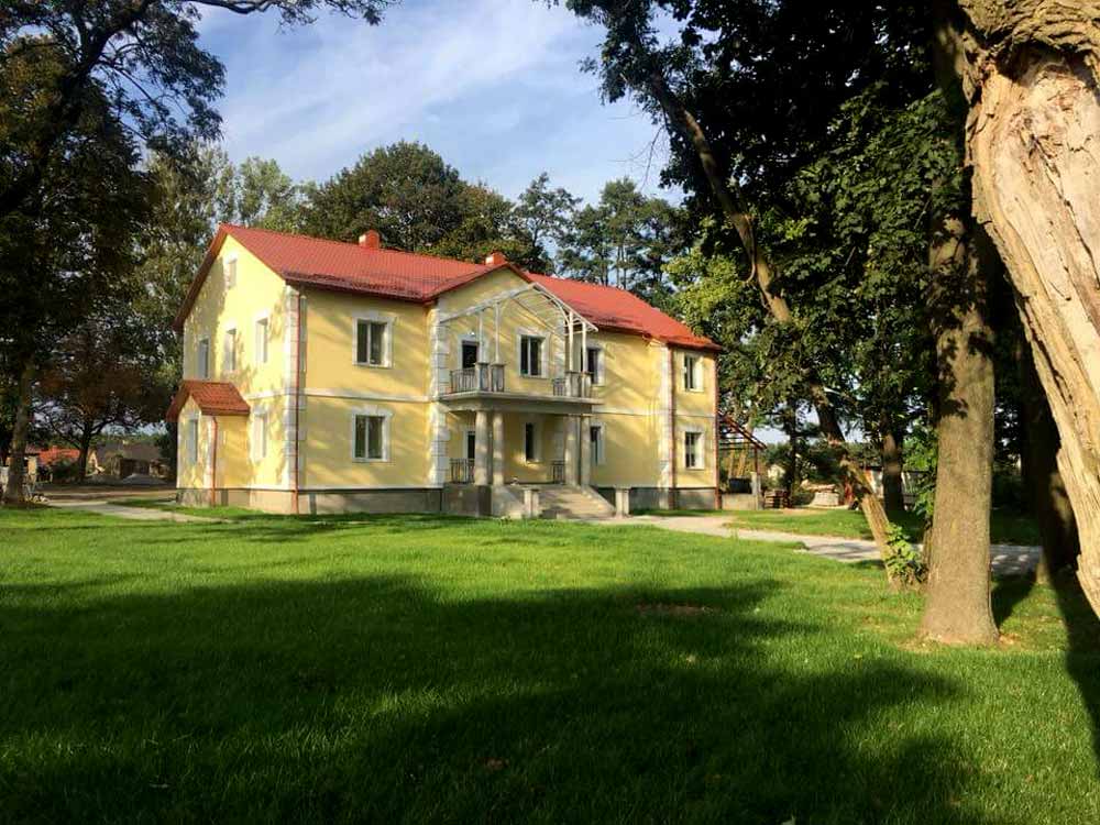 Амбулаторія П’ятої міської клінічної поліклініки м. Львова у смт. Рудно. Сучасна світлина