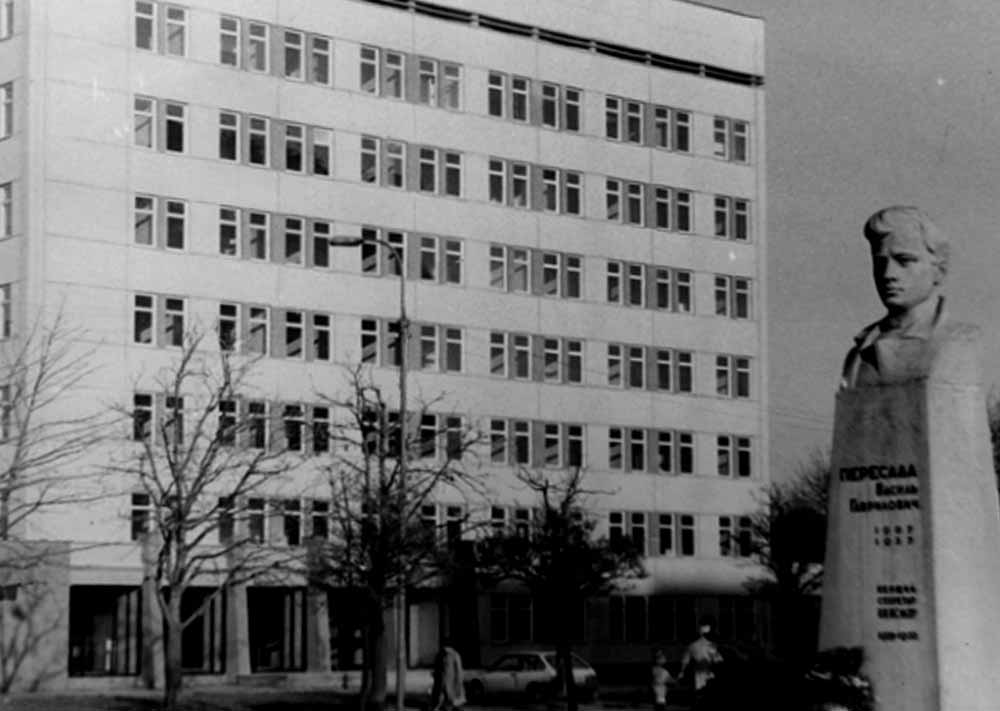 Будівля поліклінічного відділення № 1 6-ої міської лікарні м. Львова, нині – 6-тої міської поліклініки. Світлина 1989 р.
