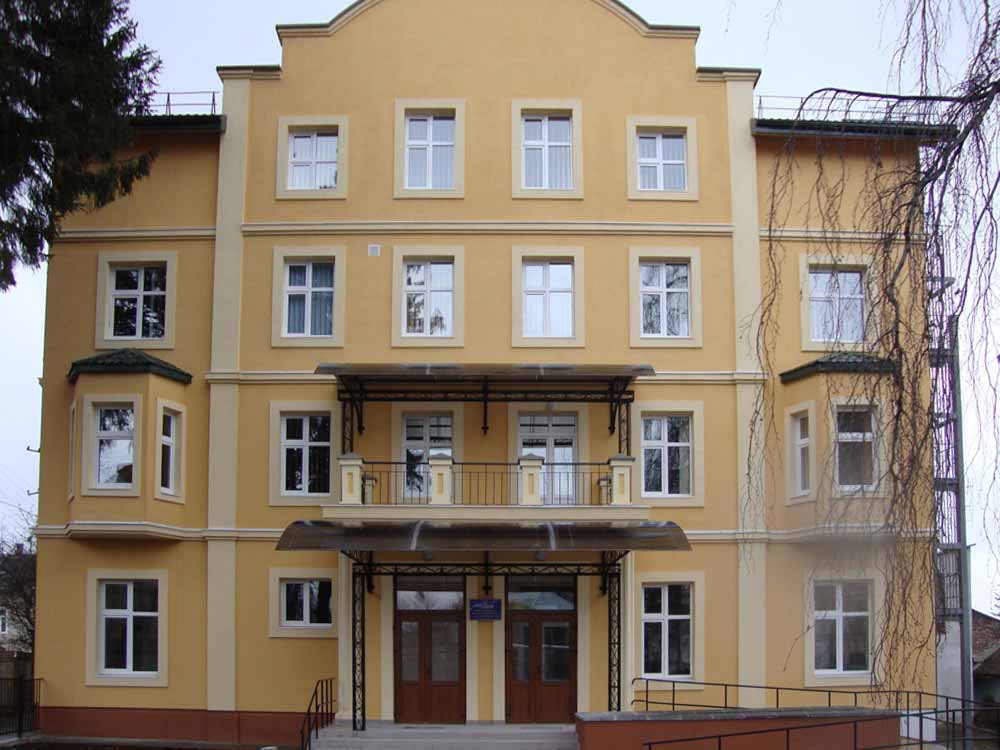 Поліклінічне відділення № 2 6-ої міської поліклініки м. Львова у м. Винники на вул. Галицькій. Сучасна світлина