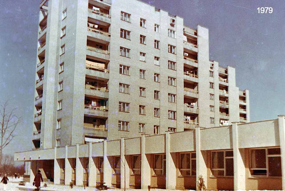 Будівля 3-ої стоматологічної поліклініки м. Львова на вул. Петлюри до реконструкції. Світлина 1979 р.