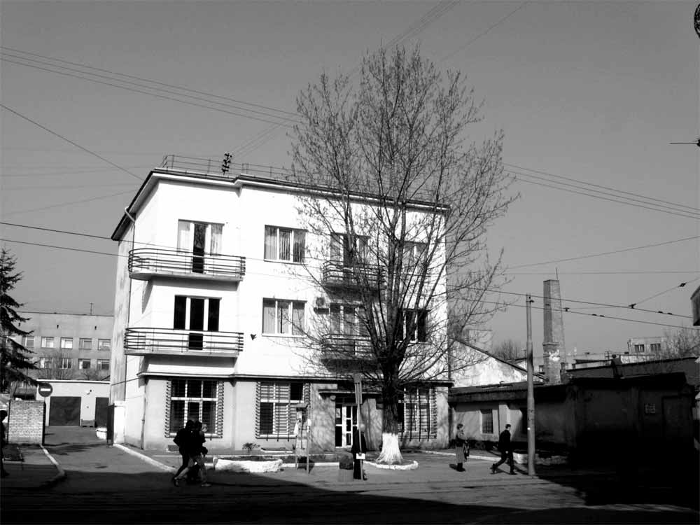 Будівля П’ятої стоматологічної поліклініки м. Львова на вул. Замарстинівській. Світлина середини 2010-х рр