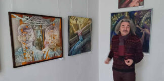 Мирослав Ясінський в експозиційній залі своєї виставки. Світлина Романа Яціва