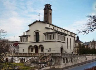 Храм Покрову Пресвятої Богородиці УГКЦ. Вигляд зі сторони Личаківського парку. 2014 р. Автор фото – Володимир Скринніков