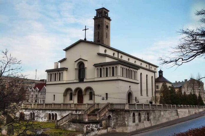 Храм Покрову Пресвятої Богородиці УГКЦ. Вигляд зі сторони Личаківського парку. 2014 р. Автор фото – Володимир Скринніков