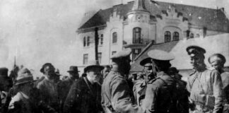 Президент міста Львова Т. Рутовський передає символічні ключі від міста російському генералу В. Роде. На задньому плані – будівля Львівської ЗОШ № 63 на вул. Личаківській, 179. Світлину зроблено 3 вересня 1914 р.